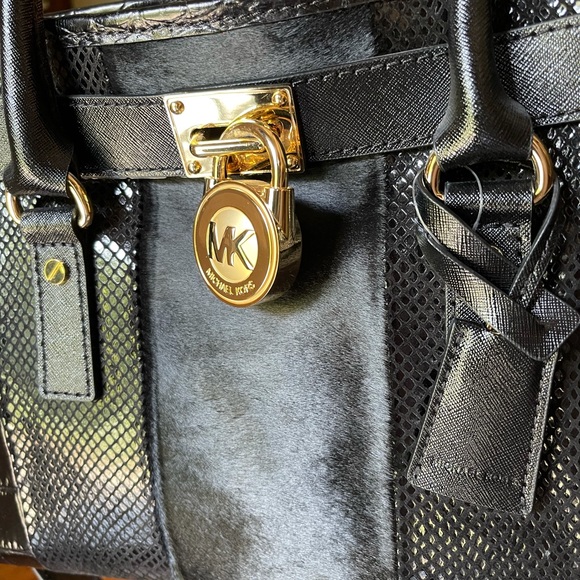 🎉HP🎉..Michael Kors  Leather Medium Tote - Picture 8 of 9